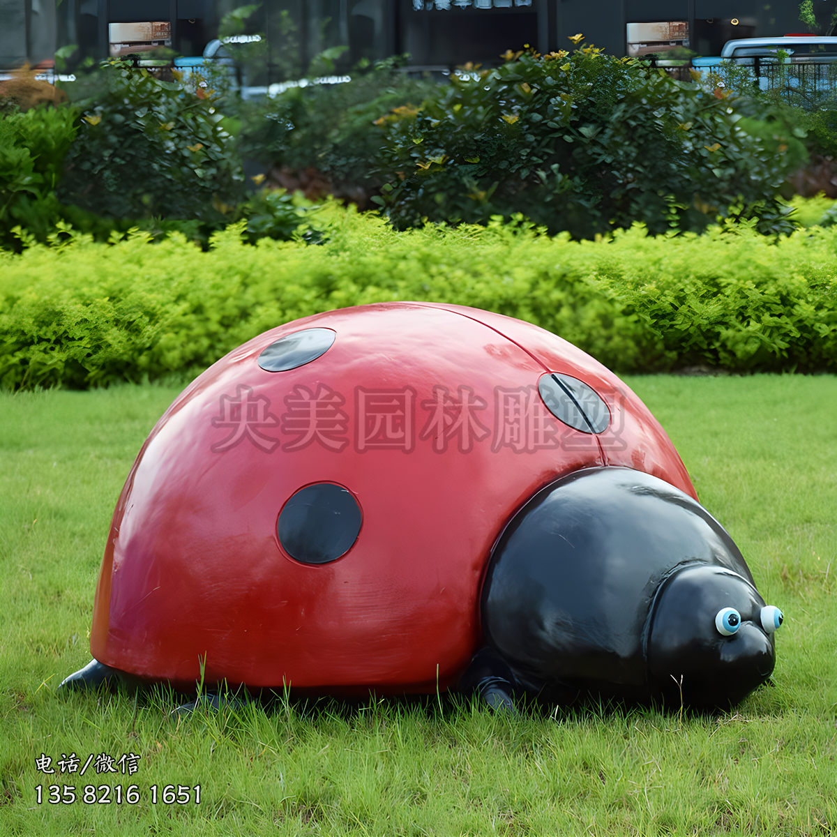 草地上擺放的大號(hào)玻璃鋼瓢蟲雕塑