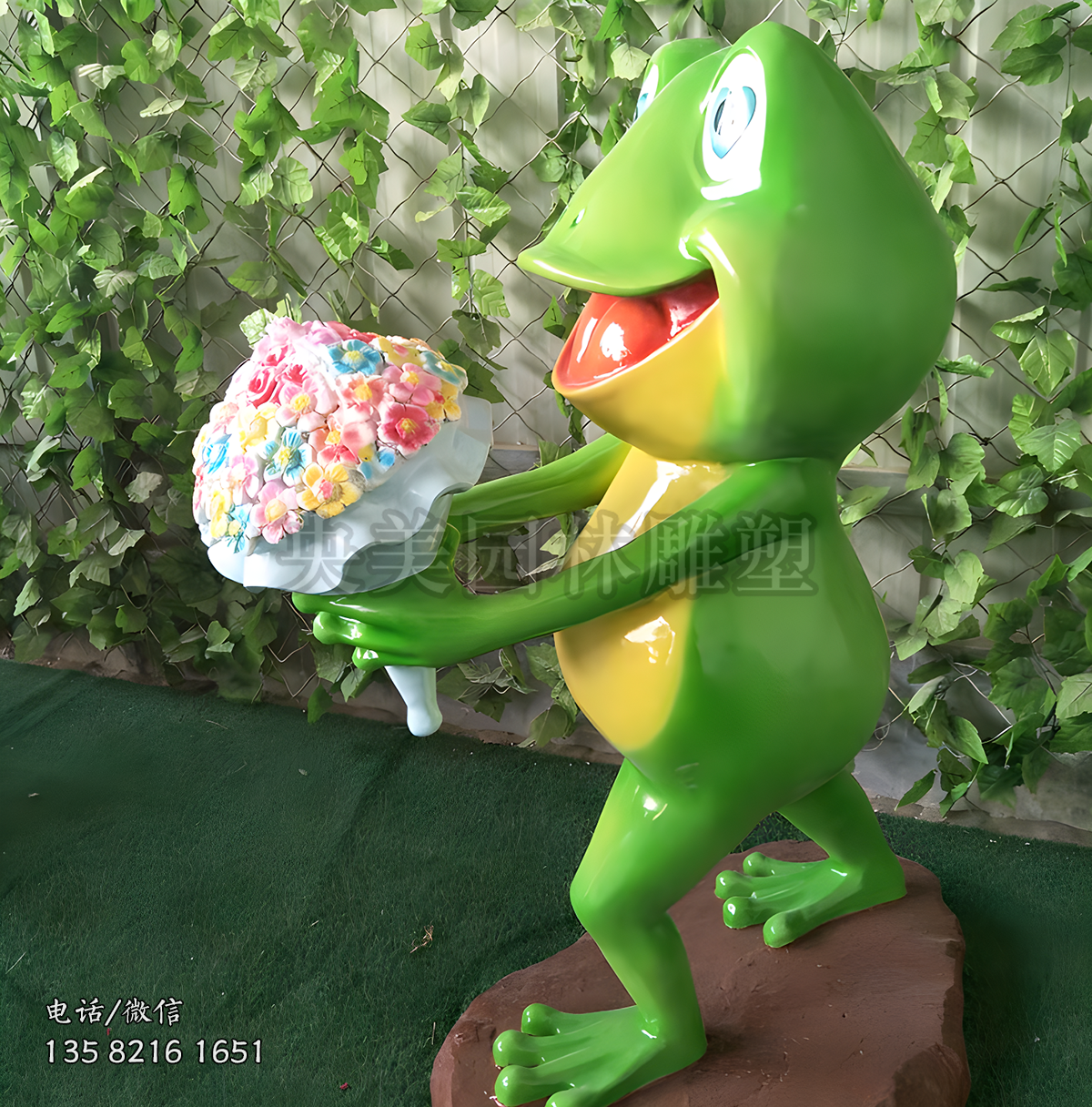 獻花的玻璃鋼卡通青蛙雕塑