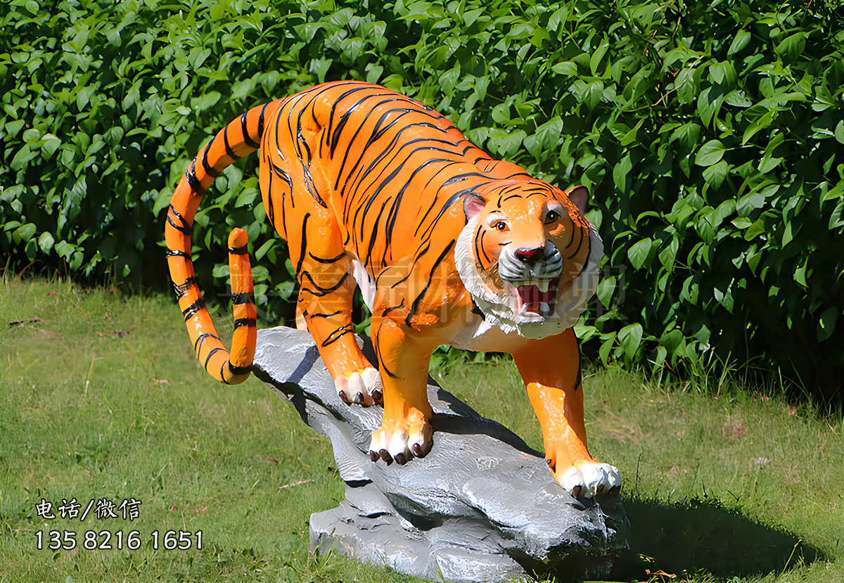 玻璃鋼仿真下山老虎雕塑