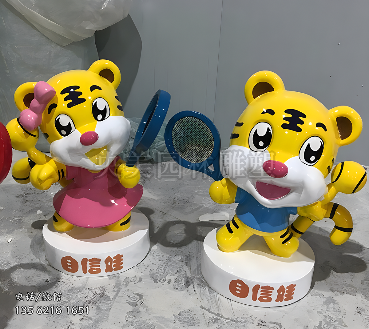 打網球的卡通小老虎雕塑