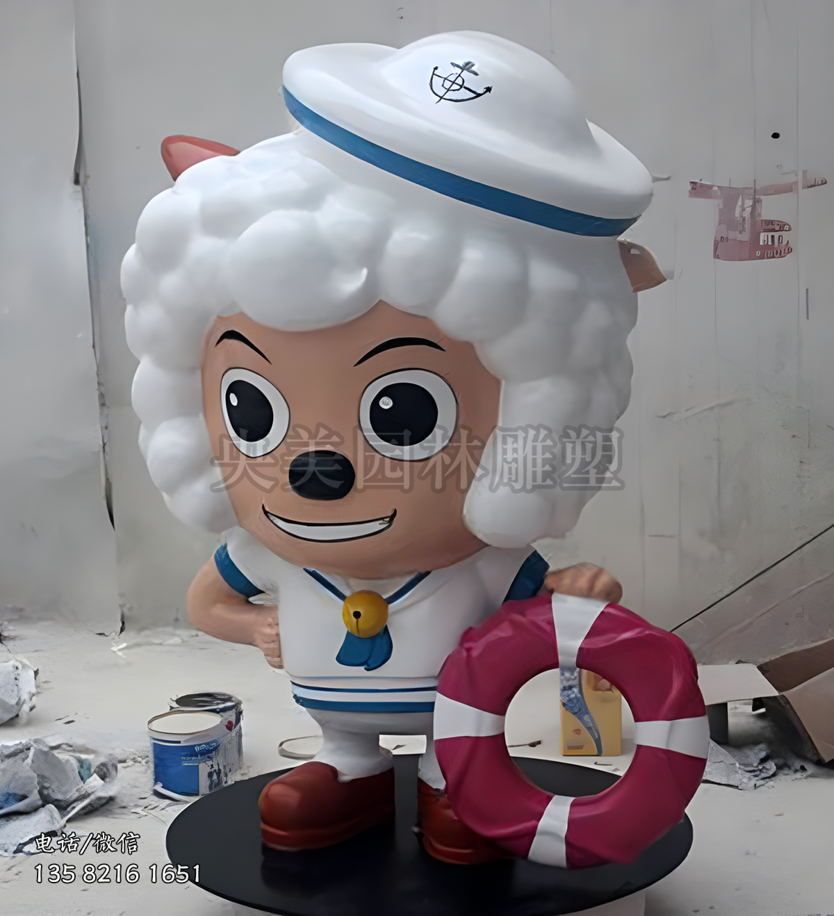 手拿救生圈的喜羊羊雕塑