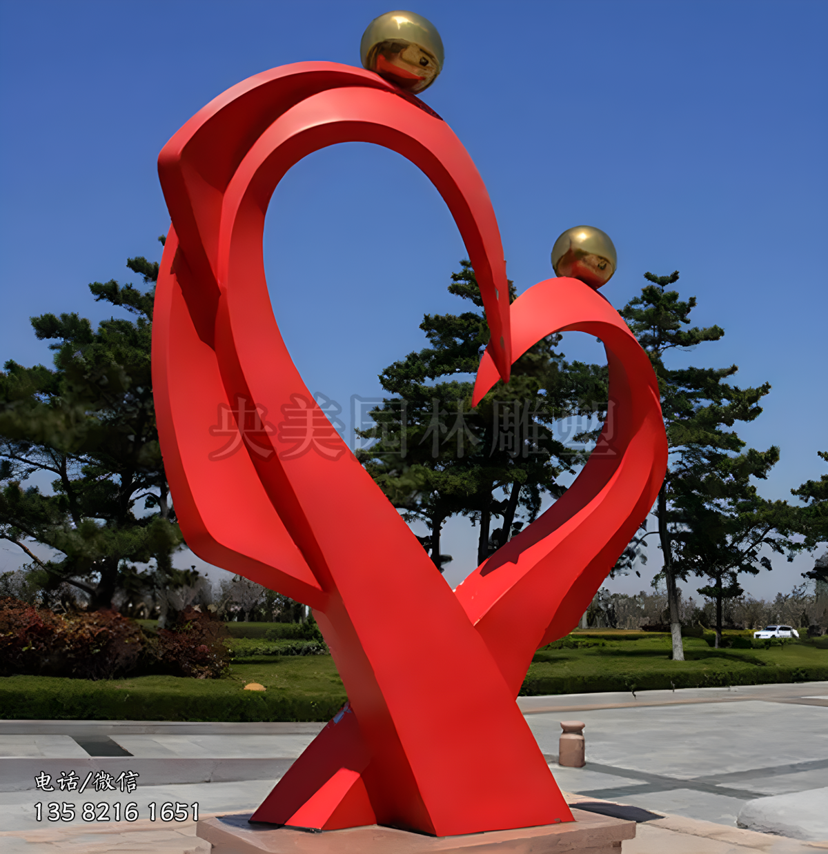 抽象人物手牽手愛心雕塑