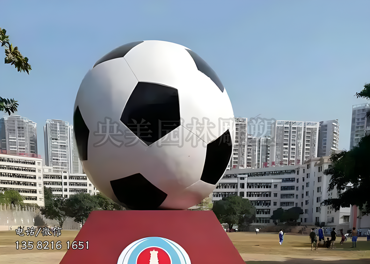 運(yùn)動場玻璃鋼噴漆仿真足球景觀雕塑