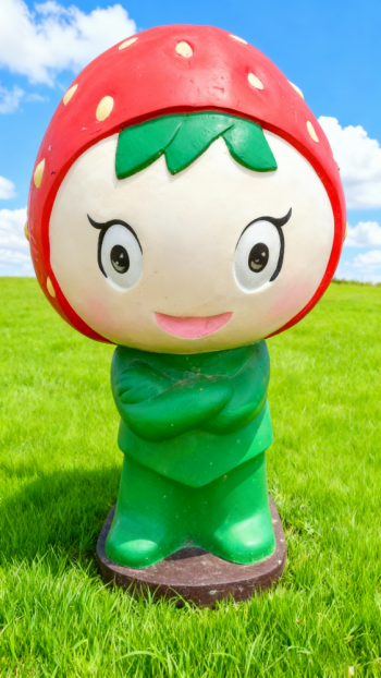 玻璃鋼卡通草莓雕塑公仔 (3)